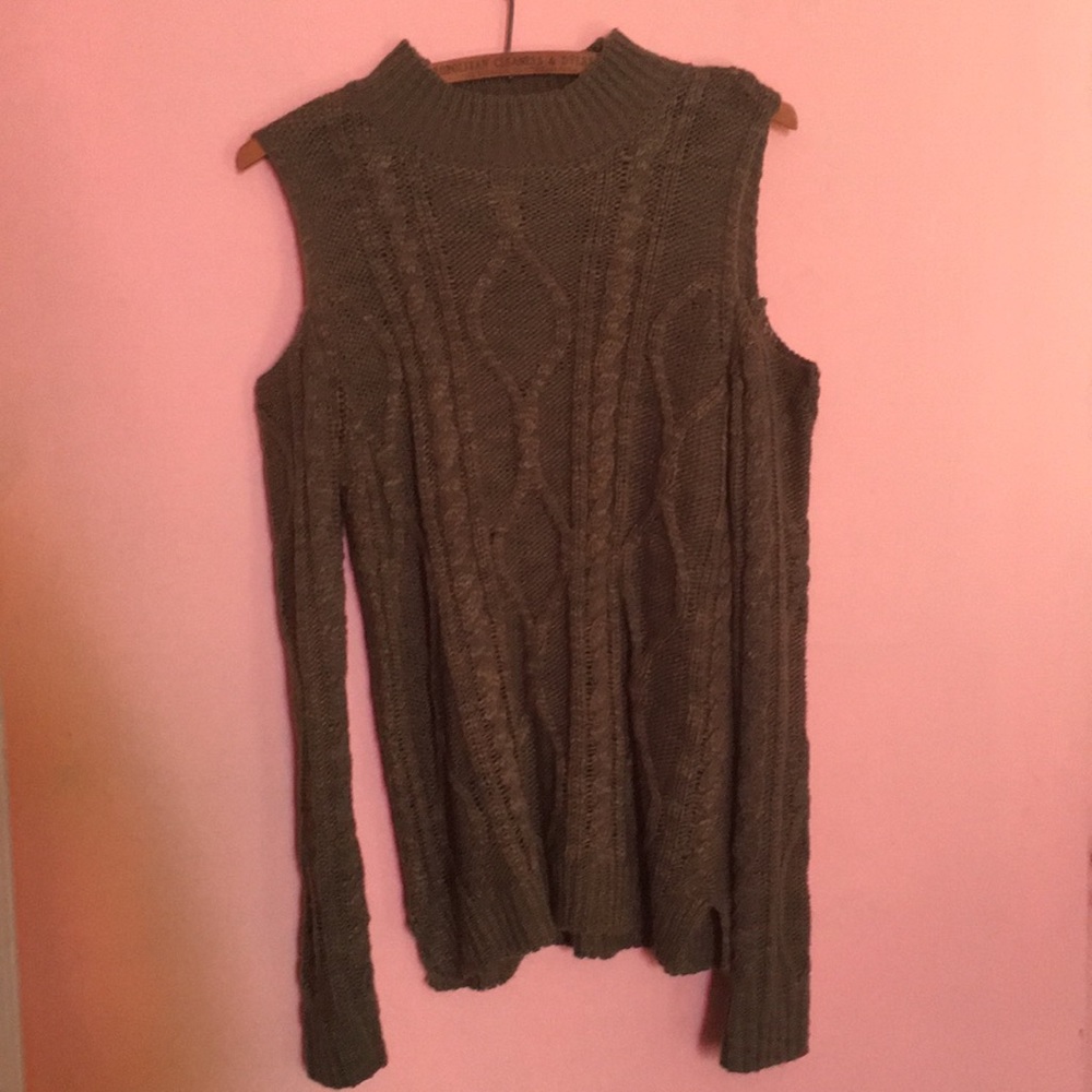 Shoulder-less sweater